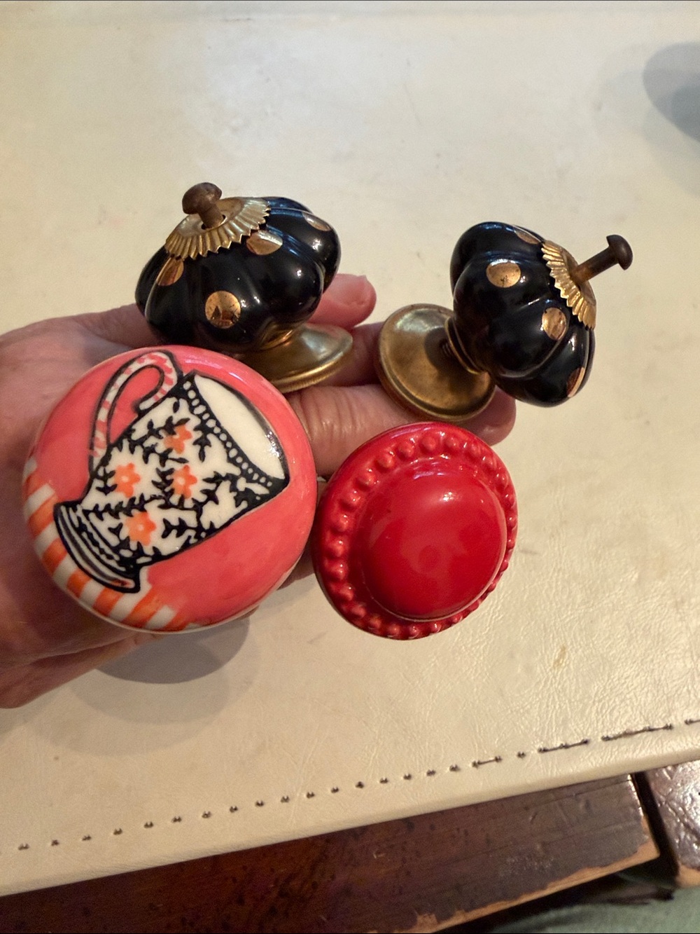4 Drawer pulls - Picture 3 of 7